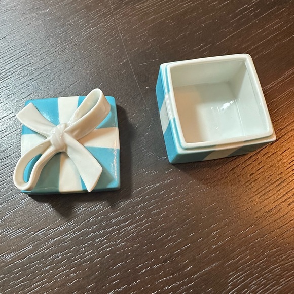 Tiffany & Co Porcelain Blue Trinket Box small 2 inches discounted vintage - Picture 5 of 5